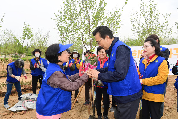 ▲ 연수구 우리 고장 희망숲 가꾸기 행사 진행 모습.