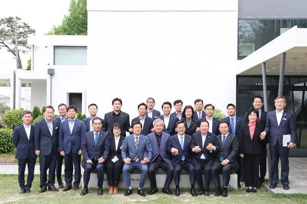▲ 경기도의회 안전행정위원회 오찬 간담회에서 김동연 경기도지사, 안계일 경기도의회 안전행정위원회 위원장, 이상원 경기도의회 안전행정위원회 부위원장, 문형근 경기도의회 안전행정위원회 부위원장, 경기도의회 안전행정위원회 상임위원 및 관계 공무원 등이 기념촬영을 하고 있다.