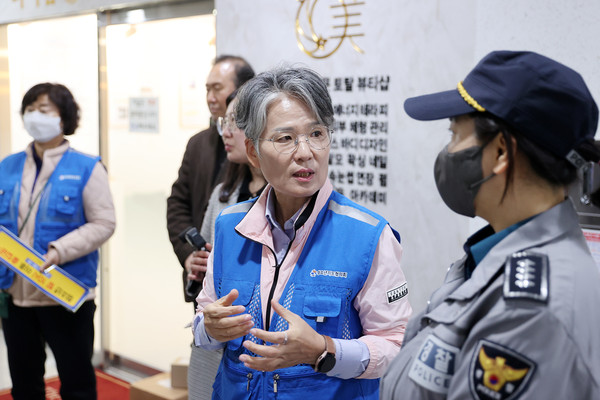 ▲ 합동점검 중인 송미희 의장(왼쪽).