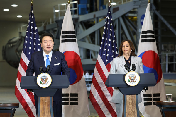 ▲ 미국을 국빈 방문 중인 윤석열 대통령이 25일(현지시간) 워싱턴DC 인근의 미 항공우주국(NASA) 고다드 우주비행센터를 방문해 연설하고 있다. 오른쪽은 카멀라 해리스 미국 부통령. /뉴시스