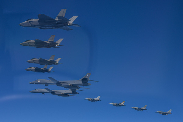 ▲ 한미 공군이 19일 한반도 상공에서 우리나라 F-35A 전투기와 미국 공군 B-1B 전략폭격기 및 F-16 전투기가 참여한 가운데 연합공중훈련을 하고 있다. /뉴시스
