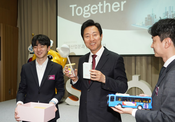 ▲ 소통전략분과에서 정책 제안발표와 관련해 제작한 샘플 박스를 오세훈 서울시장에 전달하고 있다.