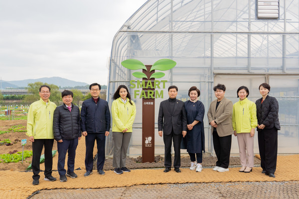 ▲ 강남구의회 행정재경위원회 위원들이 스마트팜에서 체험 후 단체사진을 찍고 있다. (좌측에서 4번째 김민경 행정재경위원장, 우측에서 3번째 우종혁 부위원장).