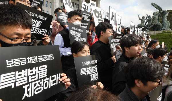 ▲ 특별법 제정 촉구 피켓 든 전세사기 피해자들. /뉴시스
