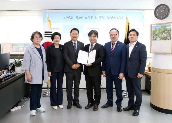 ▲ 광명시의회, 법률 고문 위촉 기념촬영.