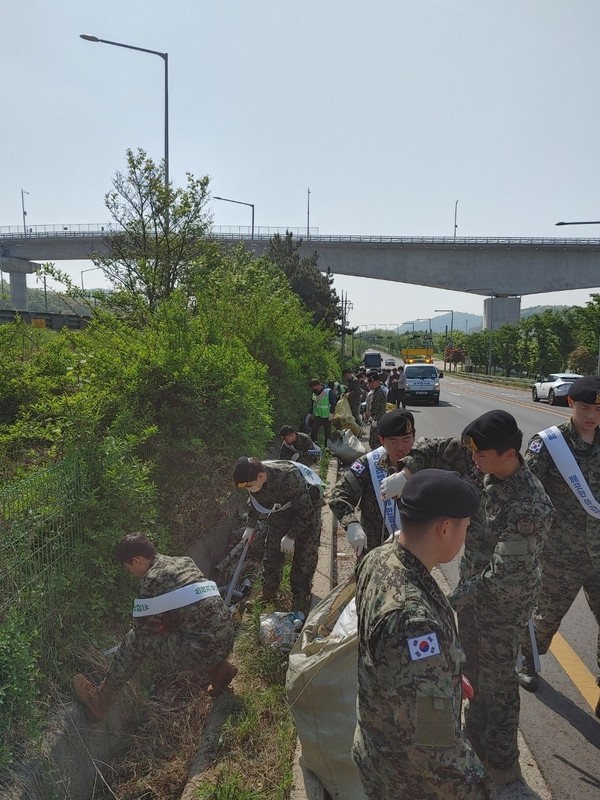 민‧관‧군 합동하여 아라뱃길 환경 정비