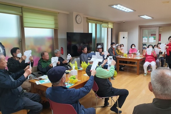 그린나래 교육을 진행 중인 동편마을 경로당