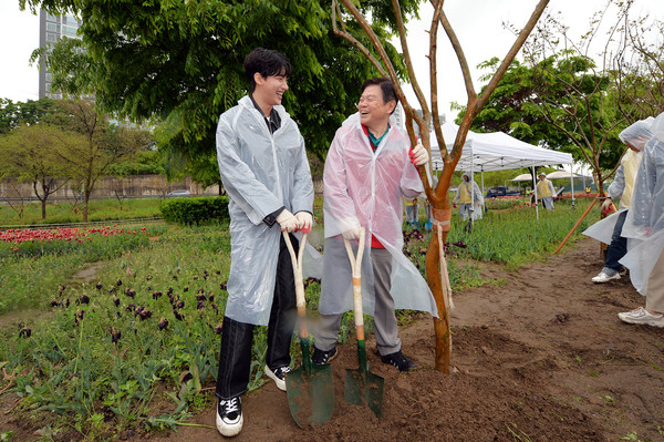 ▲ 이필형 동대문구청장 홍보대사 가수 노지훈 나무식재 모습.