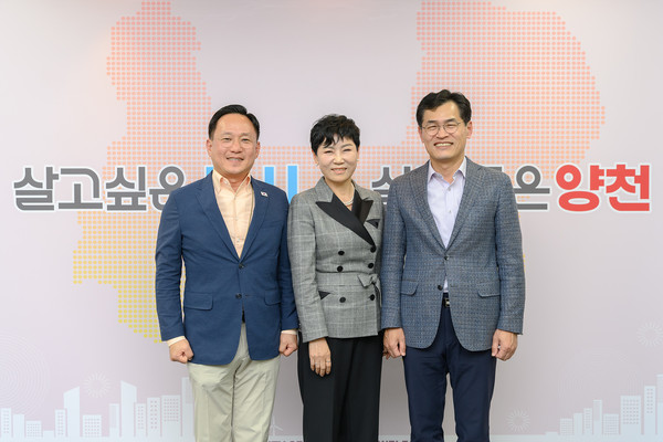 ▲ 구청 회의실에서 기념촬영 중인 이기재 양천구청장(오른쪽), 유현숙 이사장(가운데), 이승복 서울시의원(왼쪽).