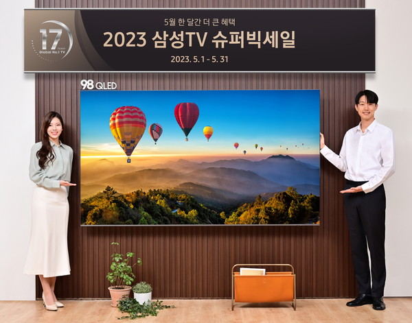 ▲ 삼성전자 모델이 서울 논현동에 위치한 삼성스토어 청담점에서 ‘2023 삼성 TV 슈퍼빅세일’을 소개하고 있는 모습. /뉴시스