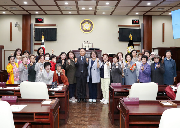 ▲ 안산시의회 의원연구단체 ‘안산시 조례 정비 연구모임’이 28일 의회 대회의실에서 2차 간담회를 개최했다.