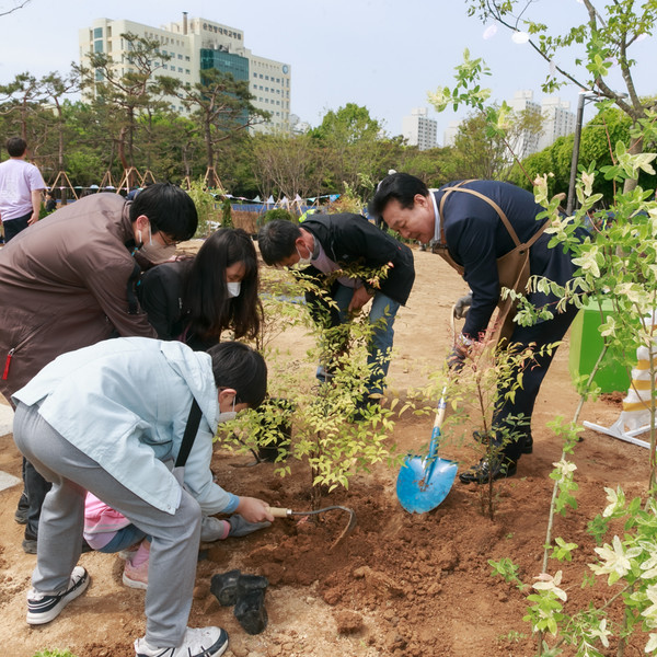 ▲ 기념동산 조성 참여하는 최성운 의장.