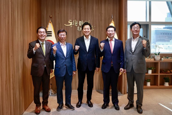 ▲ 서울지하철 3호선 연장사업 간담회 후 참석자들이 기념촬영을 하고 있다.