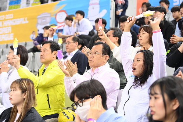 ▲ 이현재 하남시장이 SK핸드볼 코리아리그 남자부 PO 1차전에서 하남시청 선수단을 응원하고 있다.