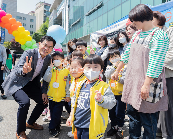 ▲ 지역 어린이들과 함께 소통하고 있는 이기재 양천구청장.