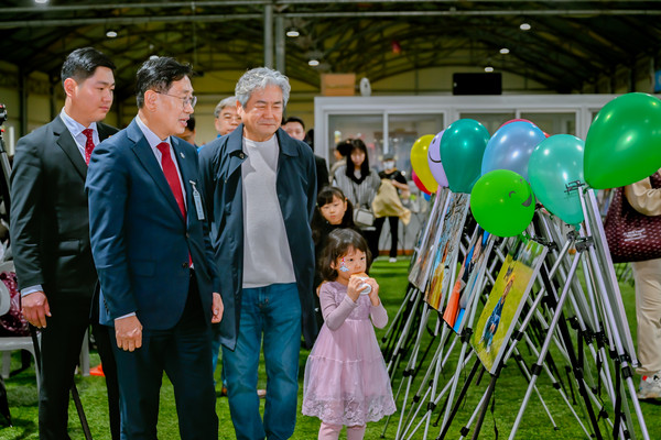 ▲ 양평군 아기사진공모전에 참석한 전진선 양평군수.