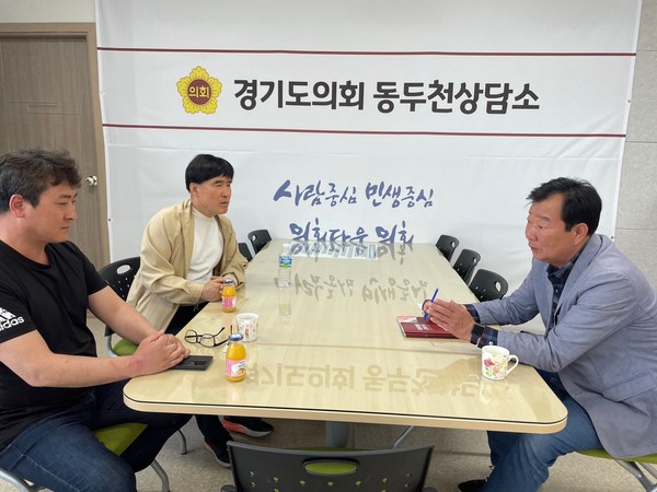▲ 임상오 의원, 동두천시 악취 개선위해 복합미생물 활용방안 논의 모습.