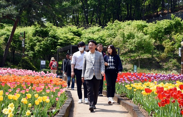 ▲ 김동근 의정부시장이 소풍길을 걷고 있다.
