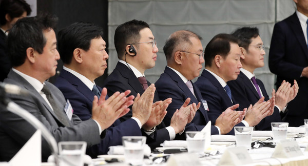 ▲ 재계 총수들 ’한일 비즈니스라운드 테이블 참석’ 현장. /뉴시스