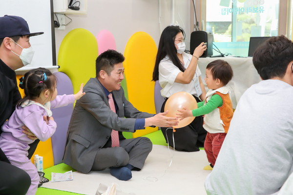 ▲ 국공립어린이집을 찾은 김정헌 인천중구청장.