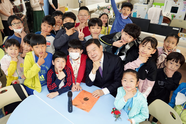 ▲ 이필형 동대문구청장이 동대문구 안평초등학교를 방문하여 재학생들에게 책을 읽어준 뒤 아이들과 함께 기념촬영하고 있다.