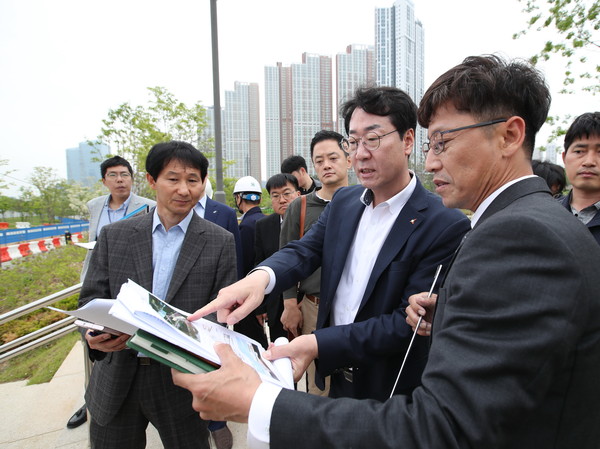 ▲ 정명근 화성시장이 보타닉가든 예정지에 방문했다.