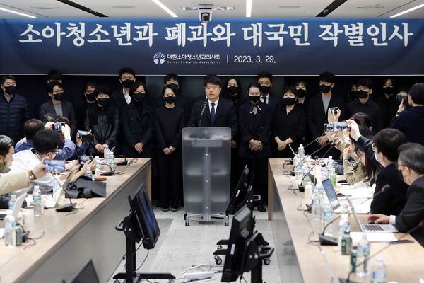 ▲ 임현택 대한소아청소년과의사회 회장이 서울 용산구 대한의사협회에서 소아청소년과 폐과와 대국민 작별인사 기자회견을 하고 있다. /뉴시스
