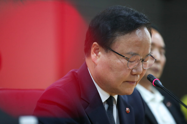 ▲ 제주4·3 유족에게 사과하는 김재원 최고위원. /뉴시스
