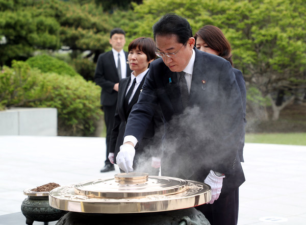 ▲ 7일 오후 서울 동작구 국립서울현충원에서 방한 일정을 시작한 기시다 후미오 일본 총리가 분향을 하고 있다. /뉴시스