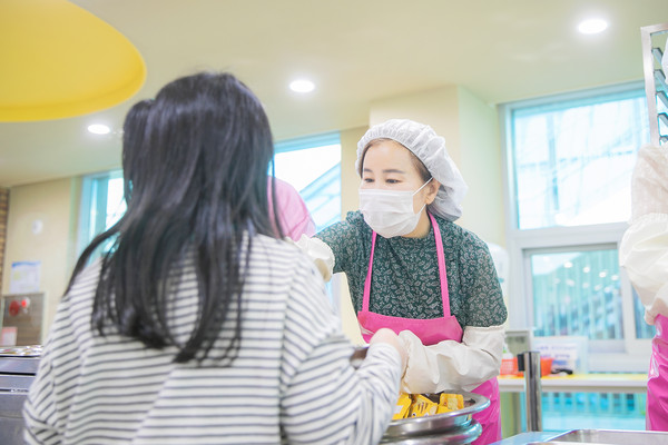 ▲ 김경희 화성시의회 의장이 급식 과밀로 일손이 부족한 새솔초등학교에서 배식 봉사 중이다.
