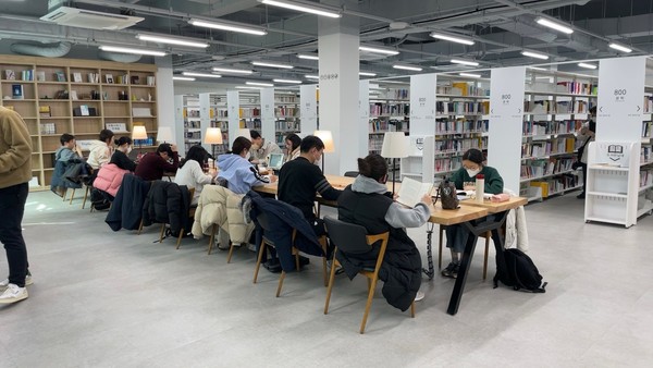 ▲ 시민들이 수지도서관 종합자료실 노트북 전용공간을 이용하고 있다.