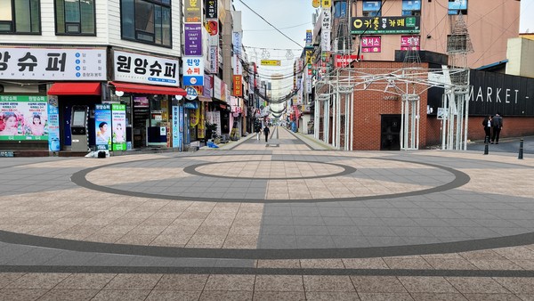 ▲ 수원시 매산로 테마거리·북측 이면도로.