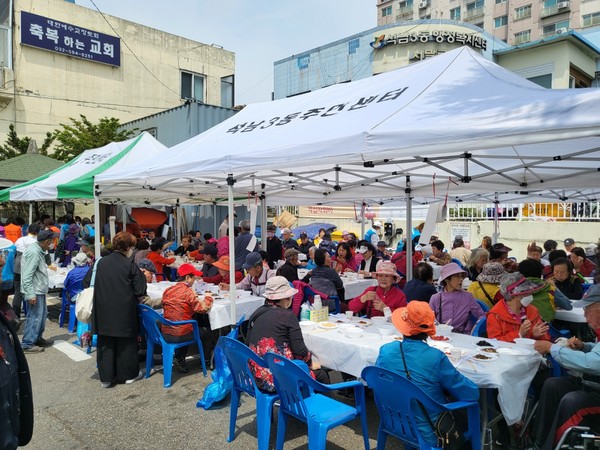 ▲ 인천 서구 석남3동 장 담그기 체험 및 어르신 식사대접 행사 진행 모습.