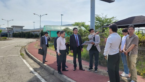 ▲ 구 인천항 제2국제여객터미널을 시찰하고 있는 김정헌 인천중구청장.