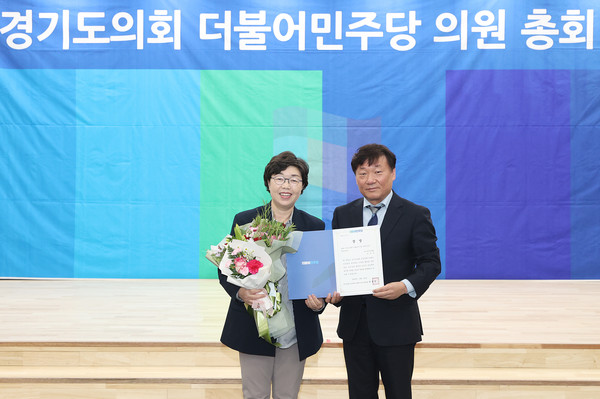 ▲ 기념촬영하는 박옥분 의원(왼쪽).