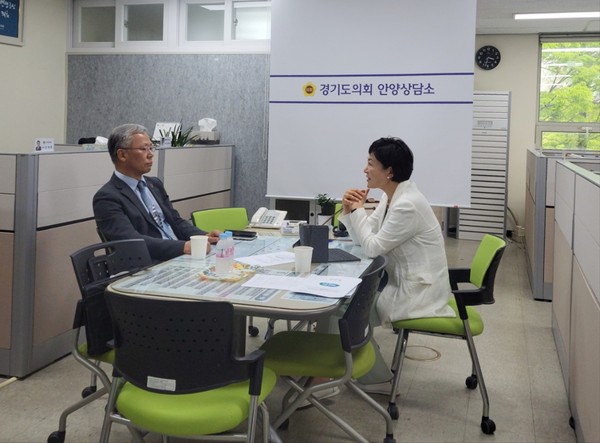 ▲ 이채명 의원, 도민 생활밀착형 소규모 정책 제안 지역구 주민 의견 청취 모습.