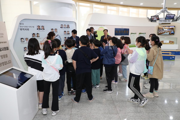 ▲ 견학 온 학생들 맞이하는 의원3명과 견학담당자.