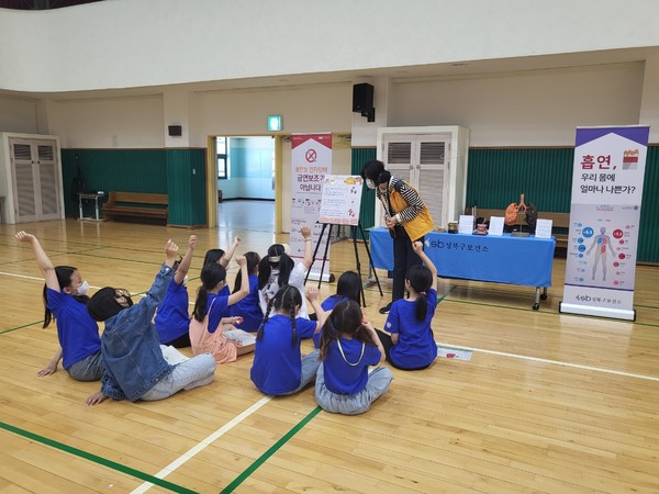 ▲ 성북구가 11월까지 관내 초·중·고 및 대학교에서 ‘찾아가는 건강증진 체험관’을 운영한다. 지난 3일 석관초등학교 학생들이 교육에 참여하고 있다.