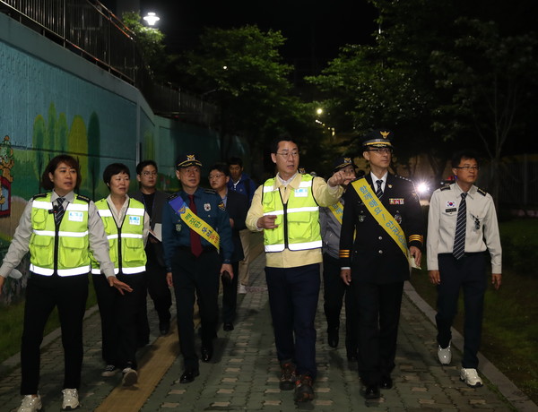 ▲ 방범 취약지역 야간 순찰 나선 정명근 화성시장.