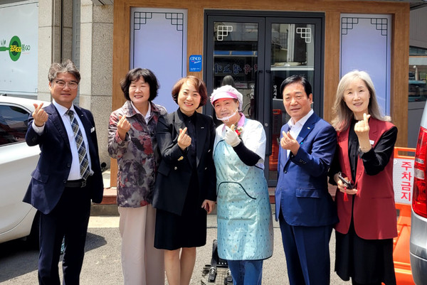 ▲ 어버이날 도내 노인일자리 우수 수행기관 현장 방문 모습.