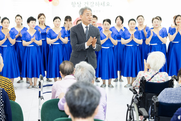 ▲ 어르신들을 위한 작은 음악회에 참석한 윤환 계양구청장.