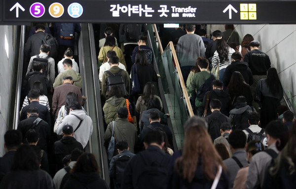 ▲ 출근시간대 붐비는 김포골드라인. /뉴시스