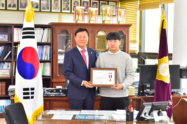 ▲ 모범구민표창 수여식 기념촬영하는 이재식 의장과 임정근 사범.