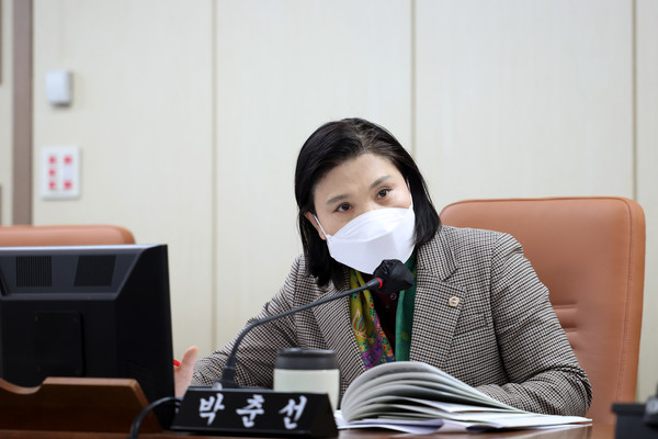 ▲ 상임위 회의중 발언하는 박춘선 시의원.