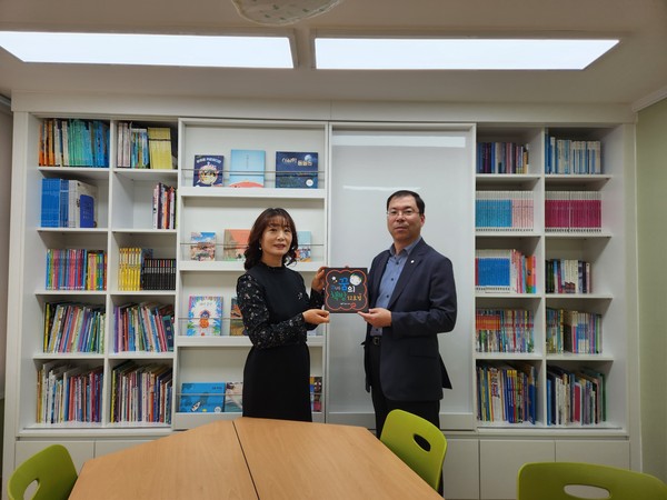 ▲ iHUG 꿈의 책방 12호 개소 기념 사진.