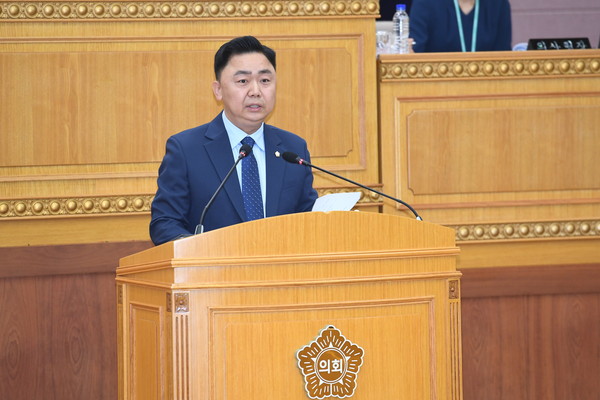 ▲ 정희태 의원이 ‘외국인 아동 어린이집 누리과정 보육료 지원을 위한 '보건복지부 보육사업 안내 지침' 개정 촉구 건의안’을 대표발의하고 있다.