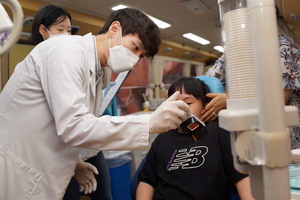 ▲ 특수학교 장애학생 대상 ‘찾아가는 경기도 초등학생 치과주치의사업’ 진행 모습.