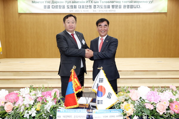 ▲ 접견 기념촬영하는 염종현 의장(오른쪽).