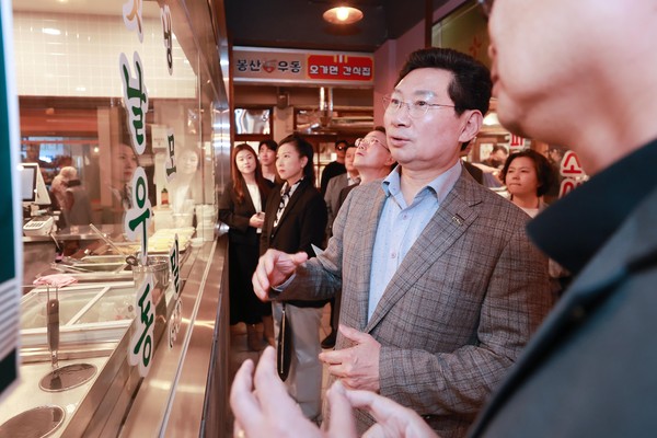 ▲ 이상일 용인특례시장이 예산상설시장 내 청년창업가게 중 한 곳을 살펴보고 있다.