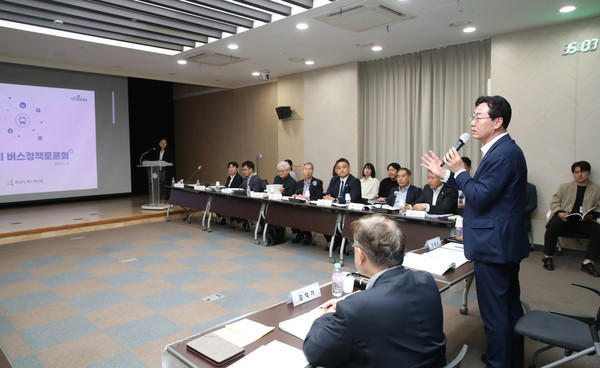 ▲ 정명근 화성시장이 버스정책토론회에서 발언하고 있다.
